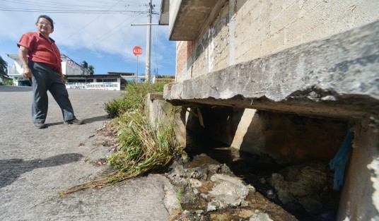 Colchones mojados, ropa, electrodomésticos y una barda afectada fueron los daños más graves tras las lluvias de ayer en la calle Juan Malpica de colonia Rubén Pabello. Los colonos dicen que ya habían reportado a las autoridades el mal funcionamiento del drenaje. 