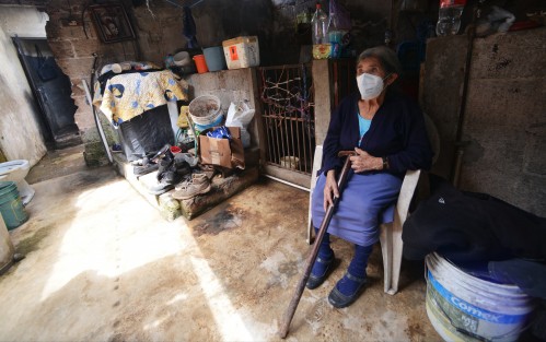 La señora María Ascensión, de 81 años, pide ayuda a autoridades y sociedad civil debido a los severos daños que sufrieron en su vivienda. Las personas que puedan ayudarlos, comunicarse al teléfono 228 142 3438, de su hijo Miguel Ortega.