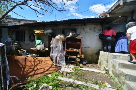 Vecinos de la calle División del Norte, justo frente al Bachilleres Unidad Trabajo, de la colonia Revolución, perdieron todo, por lo que piden a la población en general y autoridades, les ayuden con despensas y colchones para poder pasar la noche. 