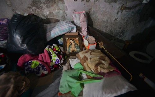 Vecinos de la calle División del Norte, justo frente al Bachilleres Unidad Trabajo, de la colonia Revolución, perdieron todo, por lo que piden a la población en general y autoridades, les ayuden con despensas y colchones para poder pasar la noche. 