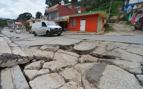 Vecinos de la avenida Ébano temen el colapso de la calle, la cual se encuentra en este estado debido a una mala reparación del drenaje por parte de CMAS, sumado a las afectaciones por las fuertes lluvias de ayer.