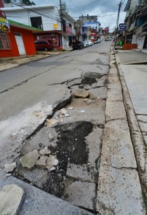 Vecinos de la avenida Ébano temen el colapso de la calle, la cual se encuentra en este estado debido a una mala reparación del drenaje por parte de CMAS, sumado a las afectaciones por las fuertes lluvias de ayer.