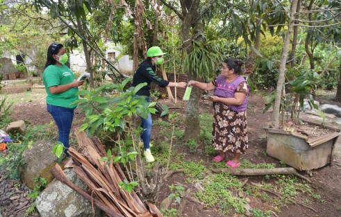 Mara Chama Villa, candidata a la alcaldía de Teocelo, recorrió hoy las comunidades de Tejería y Monte Blanco, solicitando casa por casa el voto para las próximas elecciones del 6 de Junio.