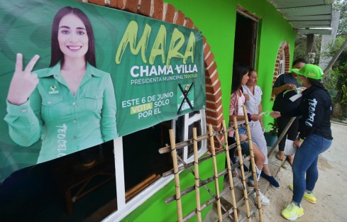 Mara Chama Villa, candidata a la alcaldía de Teocelo, recorrió hoy las comunidades de Tejería y Monte Blanco, solicitando casa por casa el voto para las próximas elecciones del 6 de Junio.