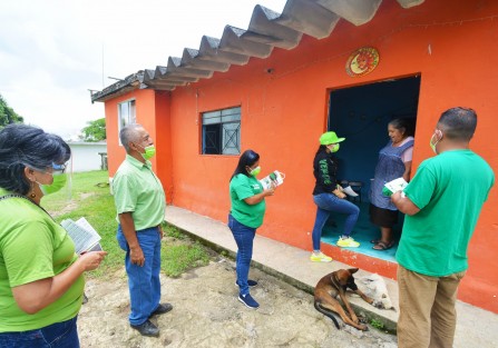 Mara Chama Villa, candidata a la alcaldía de Teocelo, recorrió hoy las comunidades de Tejería y Monte Blanco, solicitando casa por casa el voto para las próximas elecciones del 6 de Junio.  