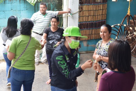 Mara Chama Villa, candidata a la alcaldía de Teocelo, recorrió hoy las comunidades de Tejería y Monte Blanco, solicitando casa por casa el voto para las próximas elecciones del 6 de Junio.  