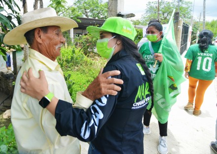 Mara Chama Villa, candidata a la alcaldía de Teocelo, recorrió hoy las comunidades de Tejería y Monte Blanco, solicitando casa por casa el voto para las próximas elecciones del 6 de Junio.  
