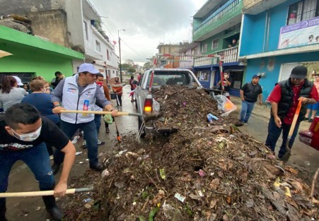 Américo Zúñiga Martínez y todo su equipo de campaña, suspendieron las actividades proselitistas en busca del voto para la diputación federal por el distrito de Xalapa urbano, para ayudar a las familias de la colonia Lagunilla que se vieron afectadas por la lluvia del pasado miércoles.