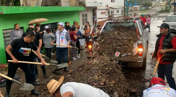 Américo Zúñiga Martínez y todo su equipo de campaña, suspendieron las actividades proselitistas en busca del voto para la diputación federal por el distrito de Xalapa urbano, para ayudar a las familias de la colonia Lagunilla que se vieron afectadas por la lluvia del pasado miércoles.