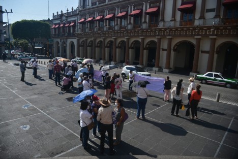 Integrantes de la Coalición de Pensionistas Independientes del IPE (Copipev) se manifestaron frente a Palacio de Gobierno para demandar las pensiones no se paguen en UMAs, como se resolvió afectando a pensionados del ISSSTE. 