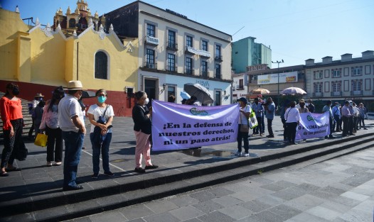 Integrantes de la Coalición de Pensionistas Independientes del IPE (Copipev) se manifestaron frente a Palacio de Gobierno para demandar las pensiones no se paguen en UMAs, como se resolvió afectando a pensionados del ISSSTE. 
