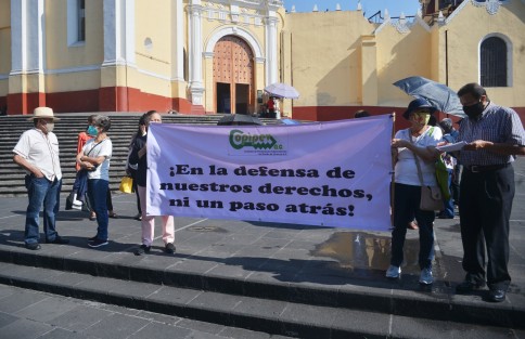 Integrantes de la Coalición de Pensionistas Independientes del IPE (Copipev) se manifestaron frente a Palacio de Gobierno para demandar las pensiones no se paguen en UMAs, como se resolvió afectando a pensionados del ISSSTE. 