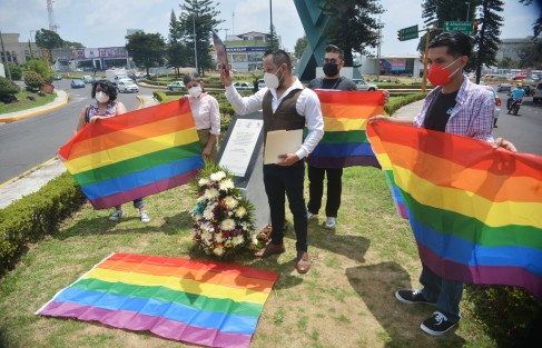 Miembros del colectivo Orgullo Xalapa realizaron una Guardia de Honor en el monumento a la memoria de las víctimas de crímenes de odio por homofobia en Veracruz, ubicado en el camellón del distribuidor vial de La Araucaria de Xalapa. 