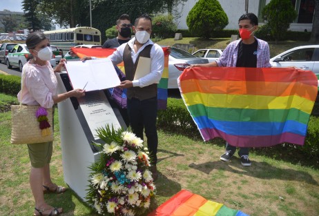 Miembros del colectivo Orgullo Xalapa realizaron una Guardia de Honor en el monumento a la memoria de las víctimas de crímenes de odio por homofobia en Veracruz, ubicado en el camellón del distribuidor vial de La Araucaria de Xalapa. 