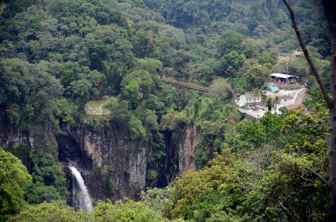 Desde los municipios de Teocelo y Xico, se puede llegar a la cascada de Texolo antes de entrar al municipio de Teocelo. Justo al lado del módulo de policía hay un camino real que conduce a la comunidad de Santa Rosa  ya que el camino de adoquín por ahora se encuentra en mantenimiento, desde ahí se puede tener una vista  desde lo alto de la barranca. 