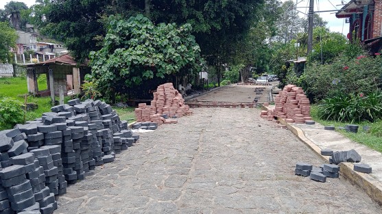 Desde los municipios de Teocelo y Xico, se puede llegar a la cascada de Texolo antes de entrar al municipio de Teocelo. Justo al lado del módulo de policía hay un camino real que conduce a la comunidad de Santa Rosa  ya que el camino de adoquín por ahora se encuentra en mantenimiento, desde ahí se puede tener una vista  desde lo alto de la barranca. 