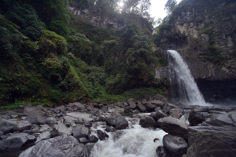 Desde los municipios de Teocelo y Xico, se puede llegar a la cascada de Texolo antes de entrar al municipio de Teocelo. Justo al lado del módulo de policía hay un camino real que conduce a la comunidad de Santa Rosa  ya que el camino de adoquín por ahora se encuentra en mantenimiento, desde ahí se puede tener una vista  desde lo alto de la barranca. 