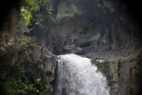 Desde los municipios de Teocelo y Xico, se puede llegar a la cascada de Texolo antes de entrar al municipio de Teocelo. Justo al lado del módulo de policía hay un camino real que conduce a la comunidad de Santa Rosa  ya que el camino de adoquín por ahora se encuentra en mantenimiento, desde ahí se puede tener una vista  desde lo alto de la barranca. 