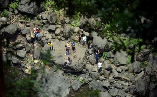 Luego de que una mujer de 60 años de edad falleció al caer de una altura de 100 metros por la falta de mantenimiento del puente de madera, empresarios de Xico optaron por acondicionar un camino que conduzca a la caída de agua y así ayudar a comerciantes y artesanos quienes se vieron seriamente afectados tanto por la pandemia y por el fatal accidente que asustó a los visitantes quienes comenzaron a alejarse, lo que provocó que los ingresos se vieran afectados de manera considerable. 