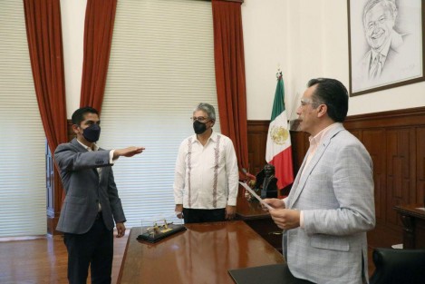 A través de redes sociales, el Gobernador de Veracruz, Cuitláhuac García, dio cuenta de la toma de protesta de ley a Manuel Arturo Domínguez Galván, como subsecretario de Desarrollo Social y Humano de la SEDESOL en sustitución de Arnulfo Vázquez Hernández, quien presentó su renuncia para atender asuntos personales.