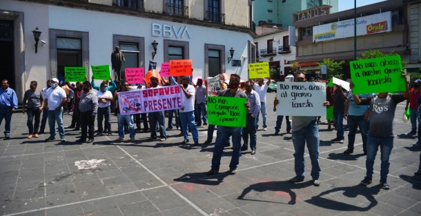 Taxistas se manifestaron en la plaza Lerdo para solicitar la liberación de las unidades que fueron retiradas en días pasados en un operativo Chedraui Caram.