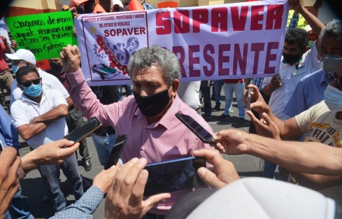 Taxistas se manifestaron en la plaza Lerdo para solicitar la liberación de las unidades que fueron retiradas en días pasados en un operativo Chedraui Caram.