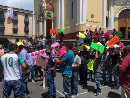Taxistas afiliados al  Sindicato de Operadores y Propietarios y Anexos del Estado de Veracruz (SOPAVER), se manifestaron exigiendo al titular de la SSP la destitución del Delegado de transporte público, Noé González Gutiérrez, por presunto abuso al retirarles sus unidades.  
