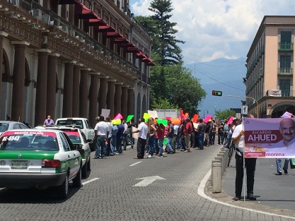 Taxistas afiliados al Sindicato de Operadores y Propietarios y Anexos del Estado de Veracruz (SOPAVER), se manifestaron exigiendo al titular de la SSP la destitución del Delegado de transporte público, Noé González Gutiérrez, por presunto abuso al retirarles sus unidades. Lourdes García