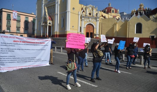 Ex trabajadores del CECYTEV que acusaron despidos injustificados, se manifestaron frente a Palacio de Gobierno. Piden su reinstalación y exigen la renuncia del Director General. Realizaron cierres intermitentes en la calle Enríquez.