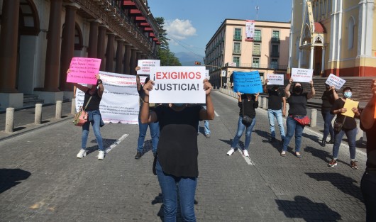 Ex trabajadores del CECYTEV que acusaron despidos injustificados, se manifestaron frente a Palacio de Gobierno. Piden su reinstalación y exigen la renuncia del Director General. Realizaron cierres intermitentes en la calle Enríquez.