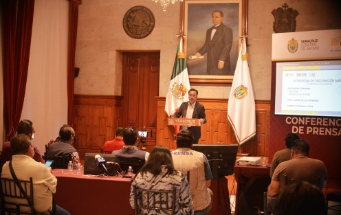 Veracruz cambiará la estrategia de vacunación para acelerar los trabajos, informó el gobernador Cuitláhuac García, al detallar que se proyecta instalar macrocentros a donde lleguen personas de distintos municipios.  