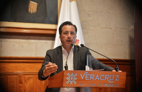 Veracruz cambiará la estrategia de vacunación para acelerar los trabajos, informó el gobernador Cuitláhuac García, al detallar que se proyecta instalar macrocentros a donde lleguen personas de distintos municipios.  