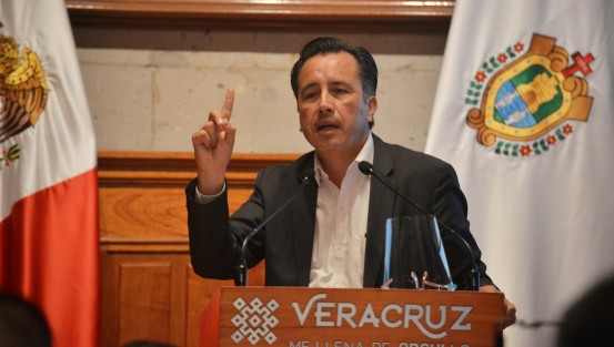 Al asegurar que se respetaron los derechos de los docentes que fueron detenidos el pasado lunes por bloquear la vialidad en Xalapa, el gobernador Cuitláhuac García Jiménez afirmó que antes a los profesores que protestaban —él incluido—, les tocaban golpes y chicharrazos por parte de policías, lo que ya no ocurre.
