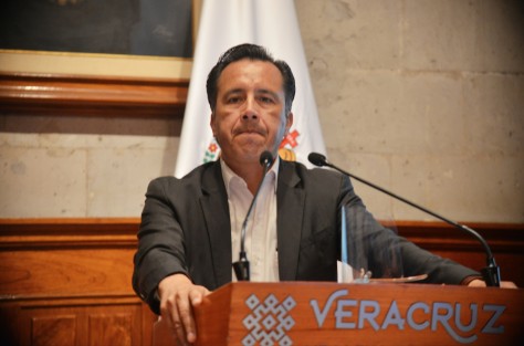 <em>Muy diferente a como me trataron a mí. Nada que ver. No lo dije públicamente, pero tuve un chicharrazo aquí en el pecho... nada que ver (ahora), ni cerca (a lo de antes), fueron golpes, macanazos, caballería, acuérdense los caballos, a galope, en contra de nosotros</em>, expresó en conferencia de prensa desde el Palacio de Gobierno. 
	
