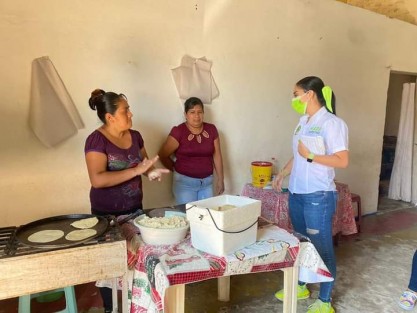 La candidata a la alcaldía de Teocelo, Mara Chama,  recorrió la calle Vicente Guerrero de la Cabecera Municipal. En el diálogo con vecinos, coincidió en que el impulso al comercio, crear los espacios  para capacitación y desarrollar el autoempleo, son fundamentales para fortalecer la economía familiar.