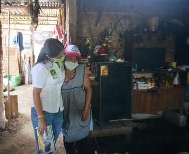 Casa por casa ,Mara Chama Villa, candidata del Partido Verde Ecologista a la alcaldía de Teocelo, continúa su paso firme hacia el triunfo para el 6 junio. Recorrió la colonia Higueras y sus alrededores,  donde fue bien recibida por la ciudadanía. 