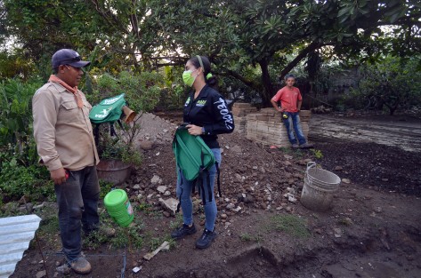 La tardenoche de ayer la candidata del Partido Verde a la alcaldía de Teocelo, Mara Chama Villa, recorrió la comunidad Llano Grande; habló con  vecinos sobre la atención a las vías de comunicación  y recalcó que dentro de los ejes rectores de su proyecto se encuentra  la planeación y proyección eficiente de obra pública, ya que es fundamental.