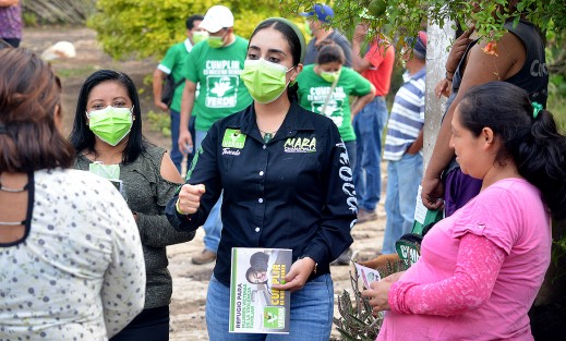 La tardenoche de ayer la candidata del Partido Verde a la alcaldía de Teocelo, Mara Chama Villa, recorrió la comunidad Llano Grande; habló con  vecinos sobre la atención a las vías de comunicación  y recalcó que dentro de los ejes rectores de su proyecto se encuentra  la planeación y proyección eficiente de obra pública, ya que es fundamental.