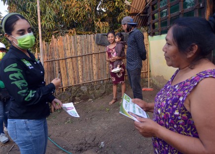 La tardenoche de ayer la candidata del Partido Verde a la alcaldía de Teocelo, Mara Chama Villa, recorrió la comunidad Llano Grande; habló con  vecinos sobre la atención a las vías de comunicación  y recalcó que dentro de los ejes rectores de su proyecto se encuentra  la planeación y proyección eficiente de obra pública, ya que es fundamental.
