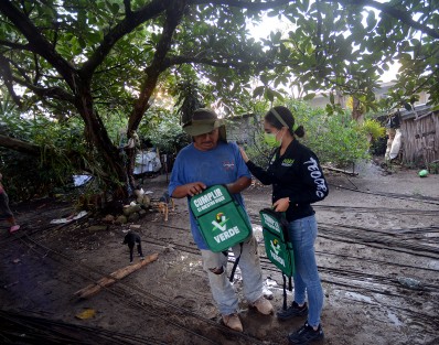 La tardenoche de ayer la candidata del Partido Verde a la alcaldía de Teocelo, Mara Chama Villa, recorrió la comunidad Llano Grande; habló con  vecinos sobre la atención a las vías de comunicación  y recalcó que dentro de los ejes rectores de su proyecto se encuentra  la planeación y proyección eficiente de obra pública, ya que es fundamental.