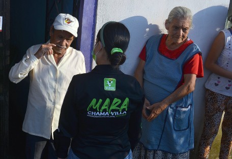 La tardenoche de ayer la candidata del Partido Verde a la alcaldía de Teocelo, Mara Chama Villa, recorrió la comunidad Llano Grande; habló con  vecinos sobre la atención a las vías de comunicación  y recalcó que dentro de los ejes rectores de su proyecto se encuentra  la planeación y proyección eficiente de obra pública, ya que es fundamental.