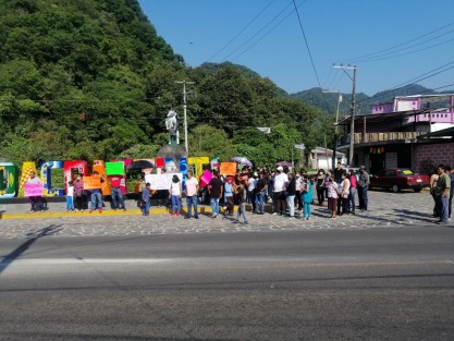 Habitantes de Coacoatzintla realizaron una marcha pacífica en la carretera Xalapa-Naolinco para exigir a la alcaldesa de ese lugar combatir la delincuencia y brindar seguridad en el municipio; posteriormente se trasladaron al palacio municipal. 