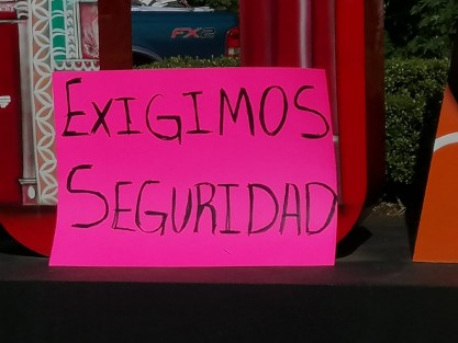 Habitantes de Coacoatzintla realizaron una marcha pacífica en la carretera Xalapa-Naolinco para exigir a la alcaldesa de ese lugar combatir la delincuencia y brindar seguridad en el municipio; posteriormente se trasladaron al palacio municipal. 
