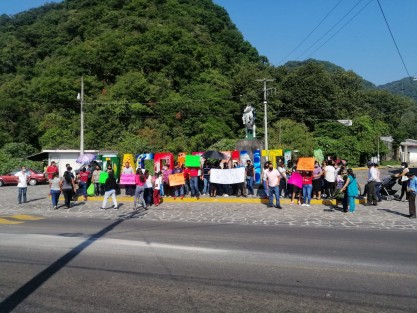 Habitantes de Coacoatzintla realizaron una marcha pacífica en la carretera Xalapa-Naolinco para exigir a la alcaldesa de ese lugar combatir la delincuencia y brindar seguridad en el municipio; posteriormente se trasladaron al palacio municipal. 