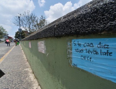 Sobre los muros del puente Xallitic de la ciudad de Xalapa fueron colocados unos pequeños carteles con mensajes de motivación personal para tratar de inhibir los suicidios en este lugar.  