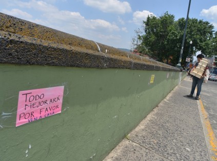 Sobre los muros del puente Xallitic de la ciudad de Xalapa fueron colocados unos pequeños carteles con mensajes de motivación personal para tratar de inhibir los suicidios en este lugar.  