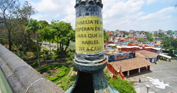Sobre los muros del puente Xallitic de la ciudad de Xalapa fueron colocados unos pequeños carteles con mensajes de motivación personal para tratar de inhibir los suicidios en este lugar.  