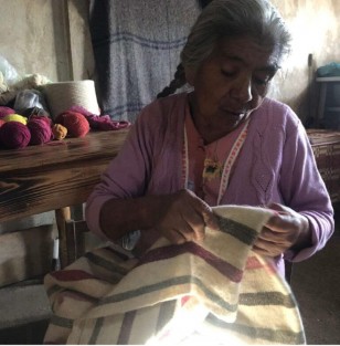 El sábado 22 será proyectado un documental con el testimonio de Candelaria Apanecatl Tzanahua, tejedora nahua de 81 años, a través de la página de Facebook @CasasdelaculturaIVEC, a partir de las 20:00 horas. Consulta la programación completa del Instituto en la página www.ivec.gob.mx.  