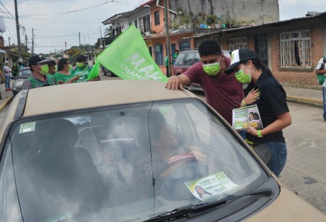 Con mucho éxito concluyó la tercera semana de campaña de la candidata a la alcaldía de Teocelo por el Partido Verde, Mara Chama Villa; llena de energía y con muchas propuestas se encuentra lista para  concluir su cuarta semana convenciendo cada día a más a la población teocelense. Hoy recorrió las calles de Francisco I. Madero y Zapaitonal de la cabecera municipal.