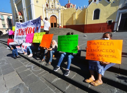 Familiares de 11 detenidos el 24 de enero en Cerro de Nanchital, como presuntos responsables de la ejecución de 12 personas en Las Choapas, se manifestaron en Plaza Lerdo para demandar diálogo con el Gobernador del estado, pues argumentan que los mismos son inocente y se dedican a trabajar el campo.